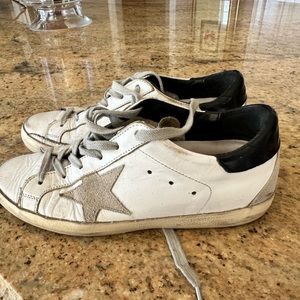 Golden goose sneakers deluxe brand. In great condition.the size is 6.5 women’s!